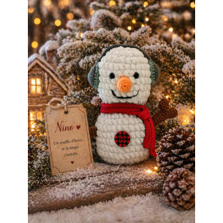 Nino – Bonhomme de neige fait main au crochet